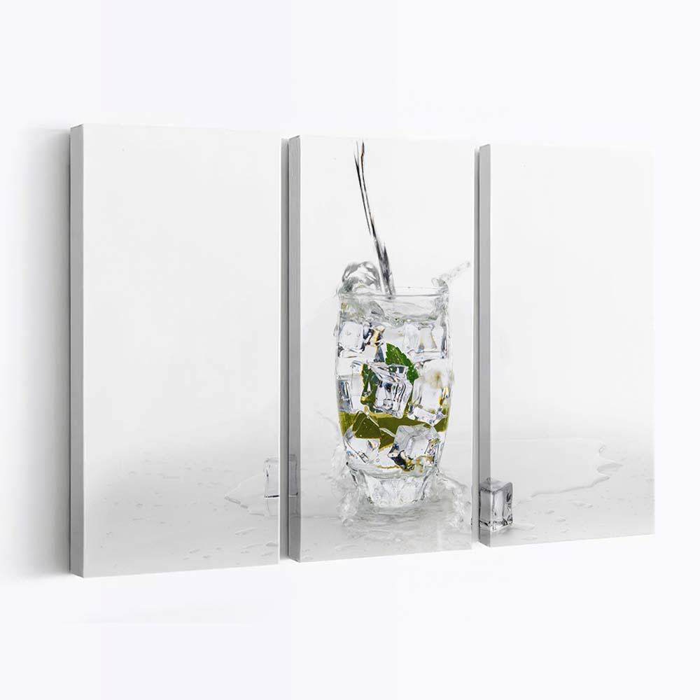 Erfrischendes Glas Wasser mit Eiswürfeln Leinwandbilder – Wandbilder refreshing glass of water with ice cubes wallpaper